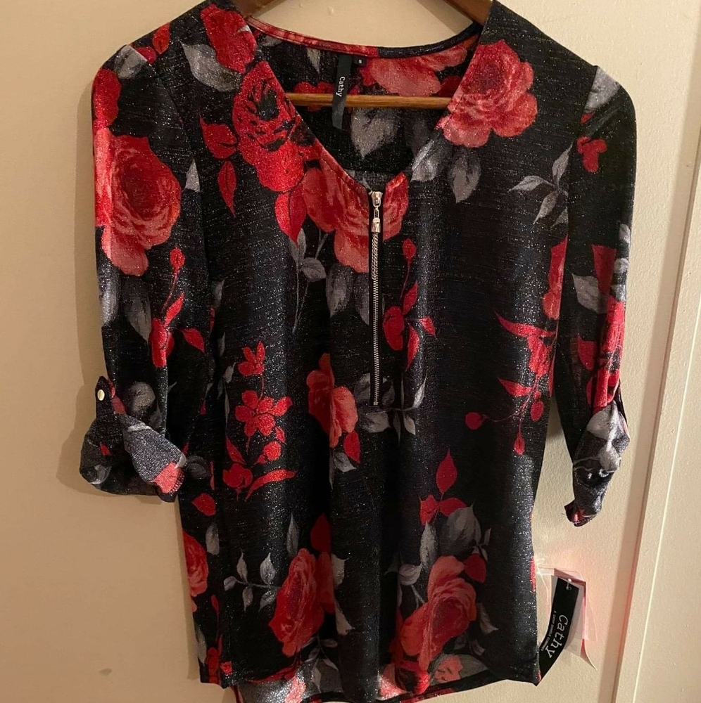 Floral print blouse.